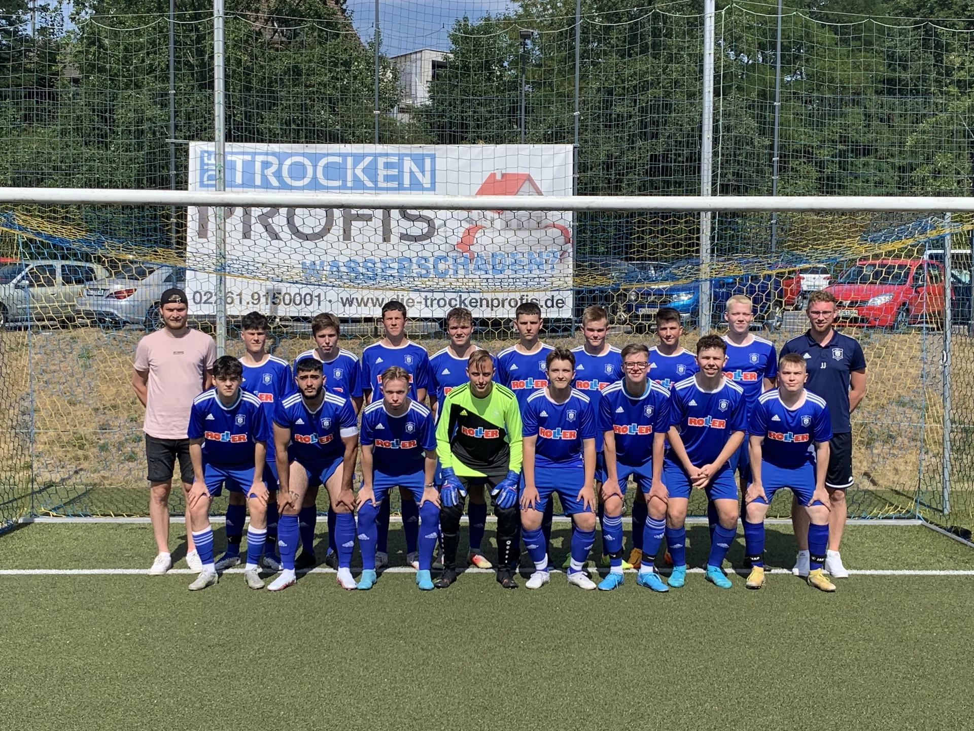 Die U19 Junioren des BSV Bielstein bedankt sich bei Roller für die Trikotspende