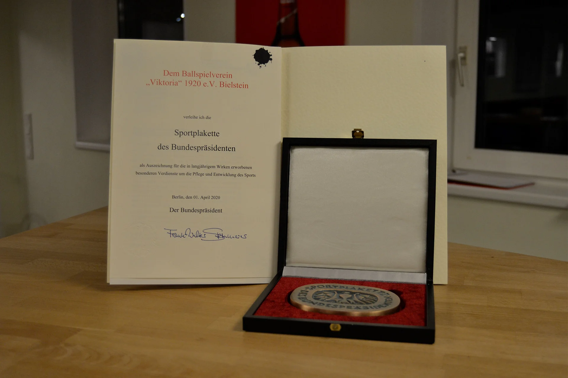 Bundespräsident Frank-Walter Steinmeier überreicht dem BSV Viktoria Bielstein anlässlich seines 100-jährigen Bestehens die Sportplakette