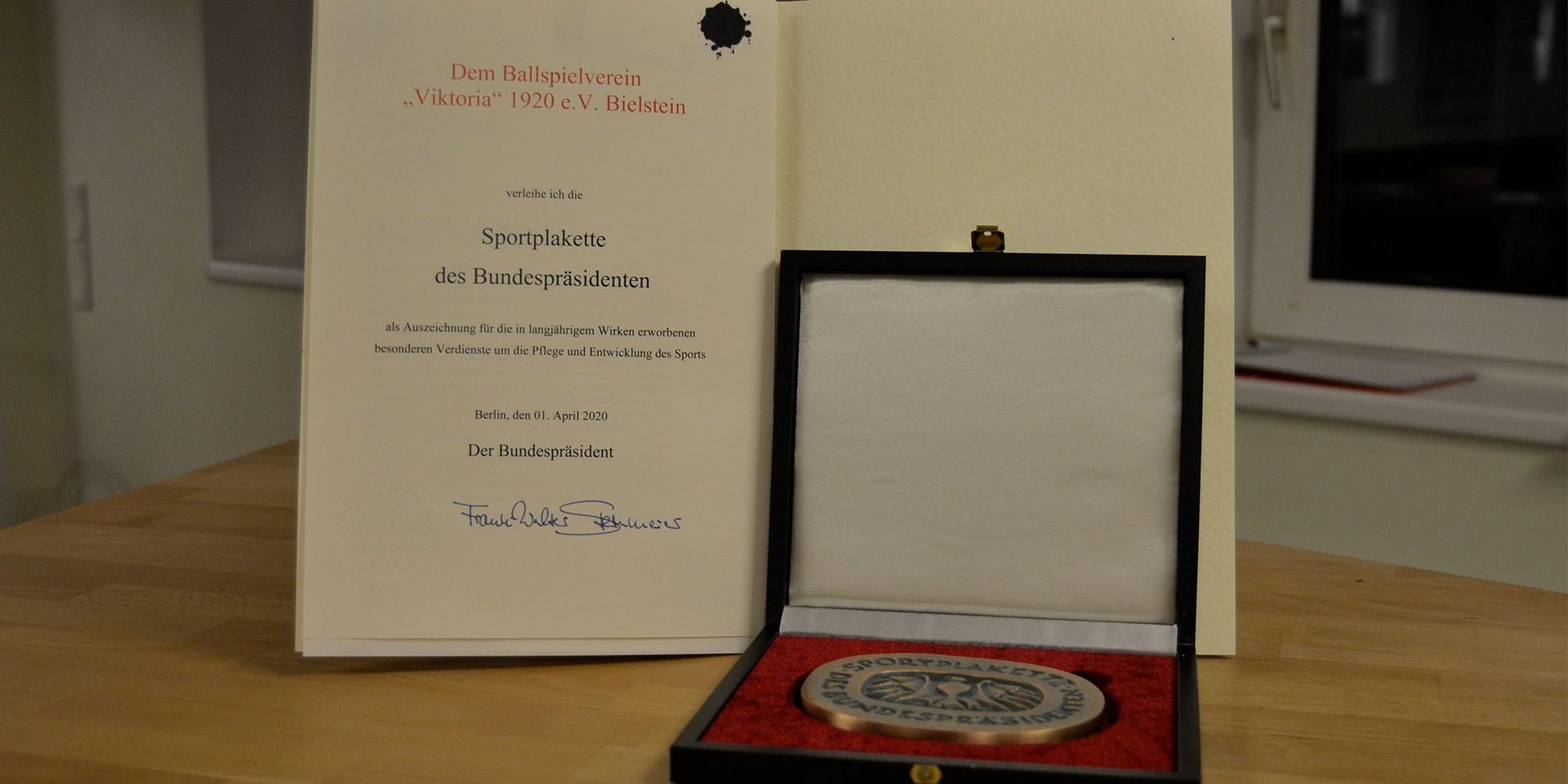 Bundespräsident Frank-Walter Steinmeier überreicht dem BSV Viktoria Bielstein anlässlich seines 100-jährigen Bestehens die Sportplakette