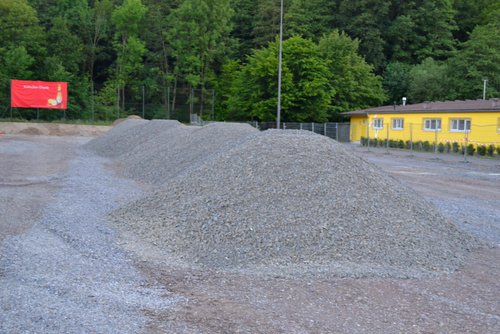Paradies für verantwortungsbewusste Kinder: die aufgeschütteten Hügel auf dem Sportplatz eigneten sich hervorragend zum Spielen Paradies für verantwortungsbewusste Kinder: die aufgeschütteten Hügel auf dem Sportplatz eigneten sich hervorragend zum Spielen