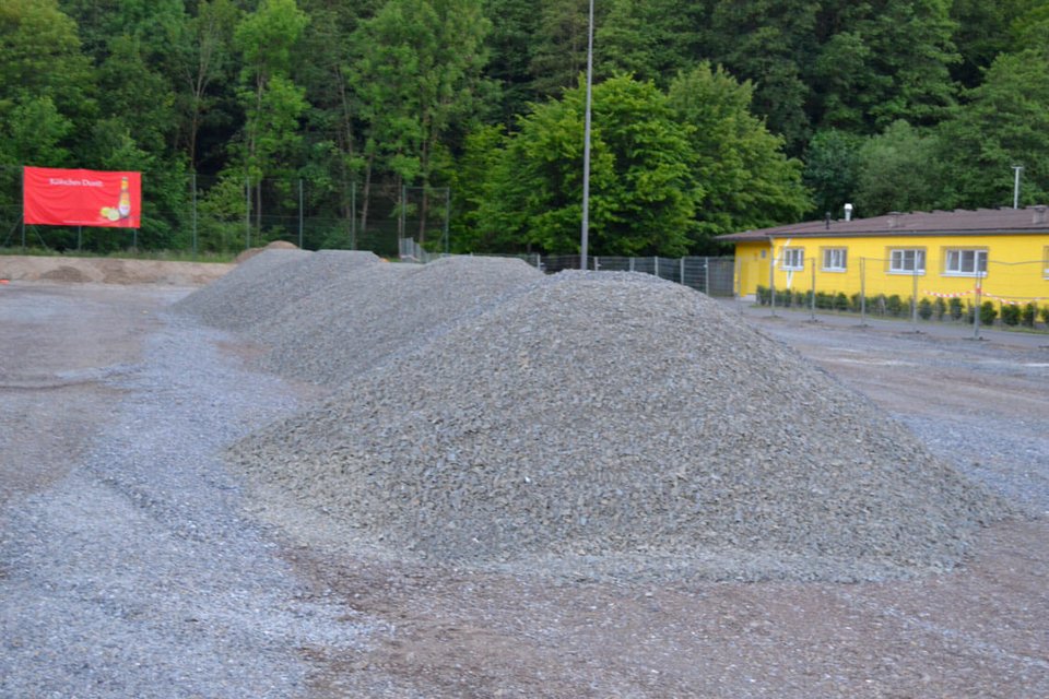 Paradies für verantwortungsbewusste Kinder: die aufgeschütteten Hügel auf dem Sportplatz eigneten sich hervorragend zum Spielen Paradies für verantwortungsbewusste Kinder: die aufgeschütteten Hügel auf dem Sportplatz eigneten sich hervorragend zum Spielen