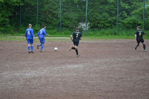 ... zwei Gegenspieler anzulocken ... ... zwei Gegenspieler anzulocken ...