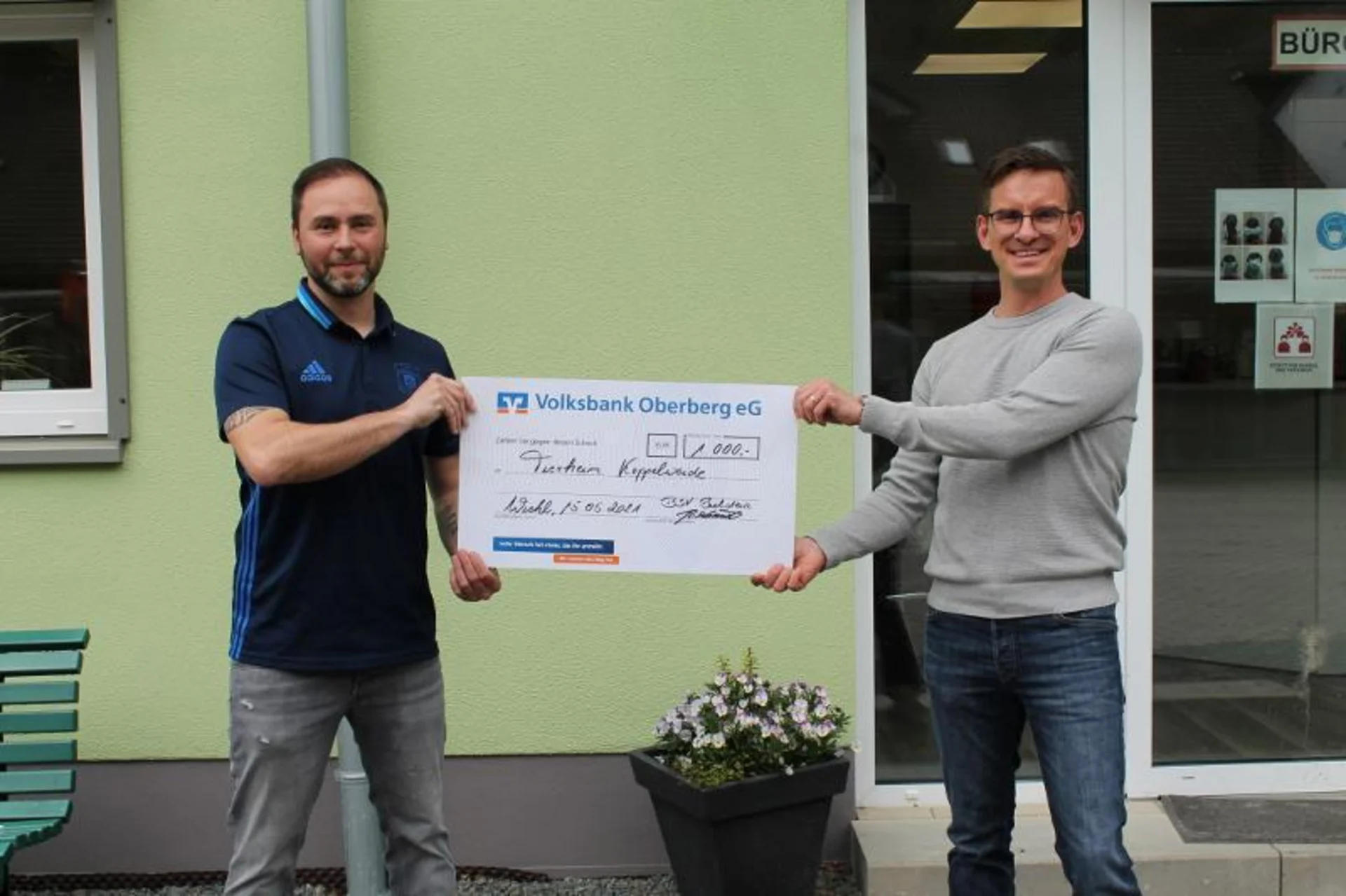 Der neue Vorsitzende Mario Schevardo (rechts) freut sich über die Spende des BSV Viktoria Bielstein um Initiator Ronnie Schmidt (links)