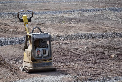 Kleine Walze: Mit diesem süßen Gerät wurden die ersten Flächen des neuen Platzes platt gewalzt Kleine Walze: Mit diesem süßen Gerät wurden die ersten Flächen des neuen Platzes platt gewalzt
