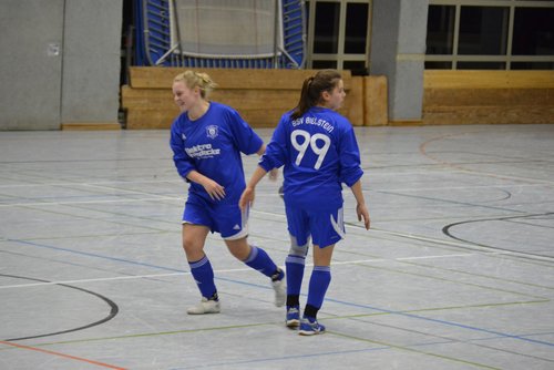 Sarah Kapp und Annalena Müllenmeister freuen sich über das Schützenfest gegen Rösrath Sarah Kapp und Annalena Müllenmeister freuen sich über das Schützenfest gegen Rösrath