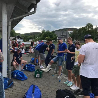Nach dem Spiel gegen Morsbach ging es für unsere Erste Herren schnurstracks in die Vereinskneipe Haus Kranenberg, um den Saisonabschluss zu feiern Nach dem Spiel gegen Morsbach ging es für unsere Erste Herren schnurstracks in die Vereinskneipe Haus Kranenberg, um den Saisonabschluss zu feiern