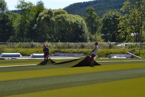 ... begannen die Mitarbeiter von Polytan ... ... begannen die Mitarbeiter von Polytan ...