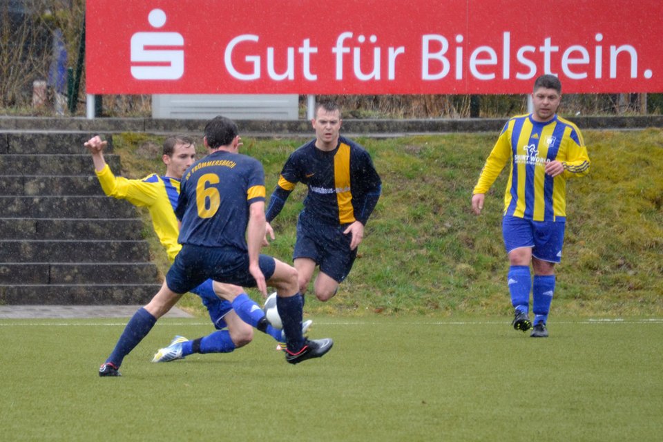Der Ex-Frömmersbacher Sandro Gereke im Zweikampf mit seinen ehemaligen Mitspielern Der Ex-Frömmersbacher Sandro Gereke im Zweikampf mit seinen ehemaligen Mitspielern