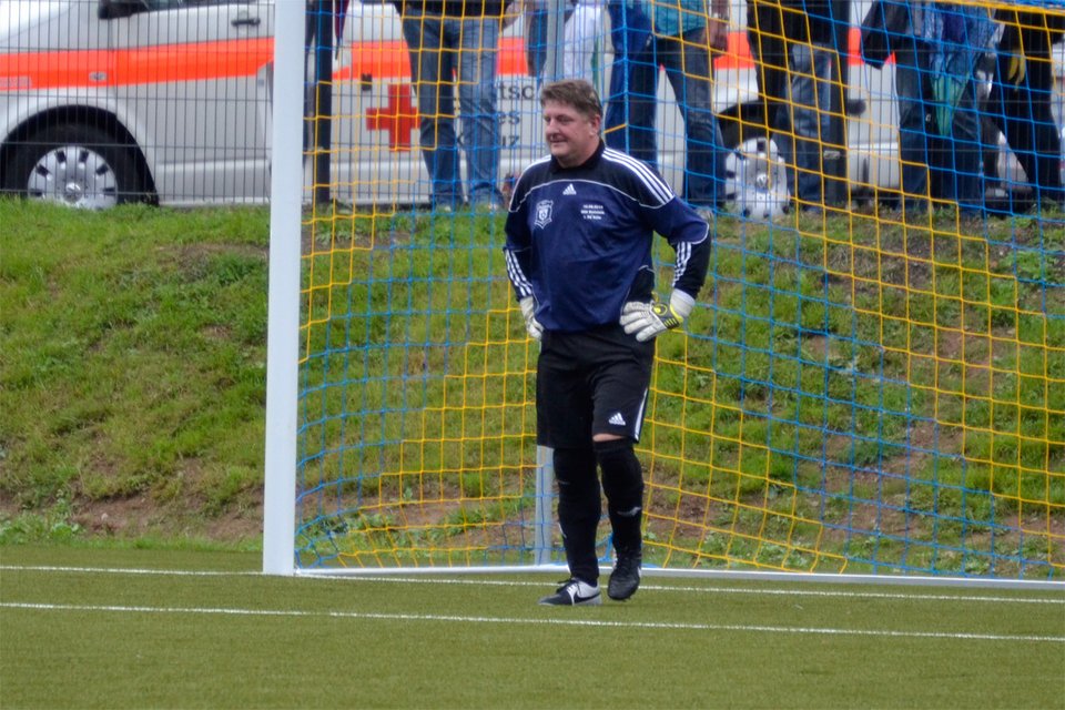 Bewahrte sein Team mit einigen aberwitzigen Paraden vor einer höheren Niederlage: Siggi „Der Teufelskerl“ Kampka Bewahrte sein Team mit einigen aberwitzigen Paraden vor einer höheren Niederlage: Siggi „Der Teufelskerl“ Kampka