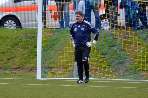 Bewahrte sein Team mit einigen aberwitzigen Paraden vor einer höheren Niederlage: Siggi „Der Teufelskerl“ Kampka Bewahrte sein Team mit einigen aberwitzigen Paraden vor einer höheren Niederlage: Siggi „Der Teufelskerl“ Kampka