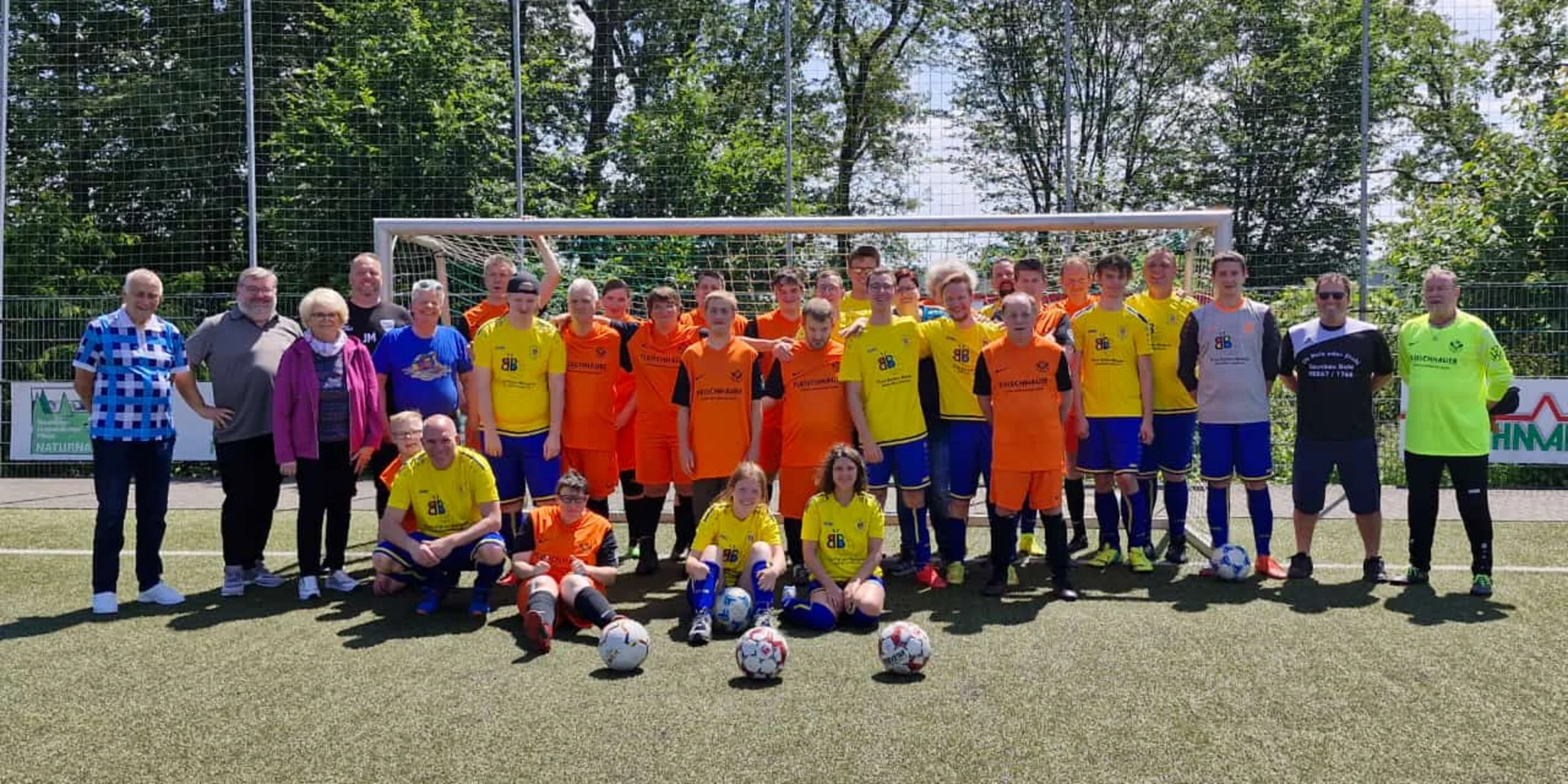 Zu Gast in Thier: Unsere INKLUSIONS-Mannschaft bestritt am Samstag (8.6.) im Rahmen des Sommerfests des SV Thier ein Einlagespiel gegen die DJK Ommerborn-Sand. Grund zum Feiern gab's auch: Am Ende stand ein 2:0 Erfolg zu Buche