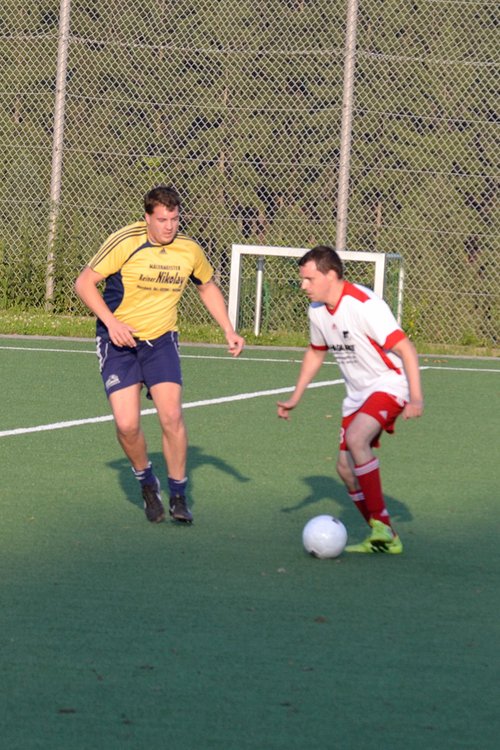 Carsten Fricke im Zweikampf mit seinem Gegenspieler