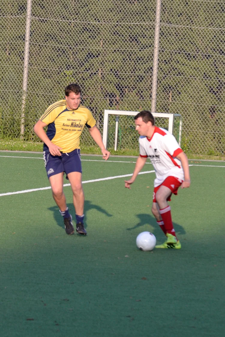Carsten Fricke im Zweikampf mit seinem Gegenspieler