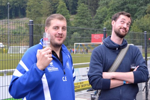 Prost: Carsten Fricke genießt sein Bier nach dem Spiel, Tim Baldsiefen nimmt's mit Humor