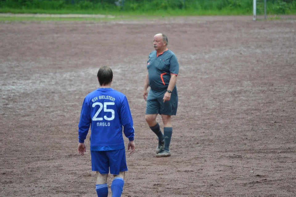 Kristian Naglo (hier im Dialog mit dem Schiedsrichter) ... Kristian Naglo (hier im Dialog mit dem Schiedsrichter) ...