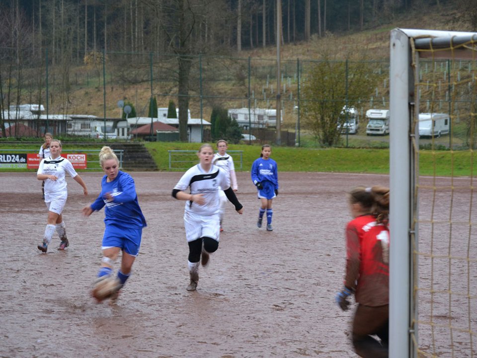 Sarah mit der nächsten dicken Chance: zuvor hatte sie das 1:0 für die Bielsteinerinnen erzielt