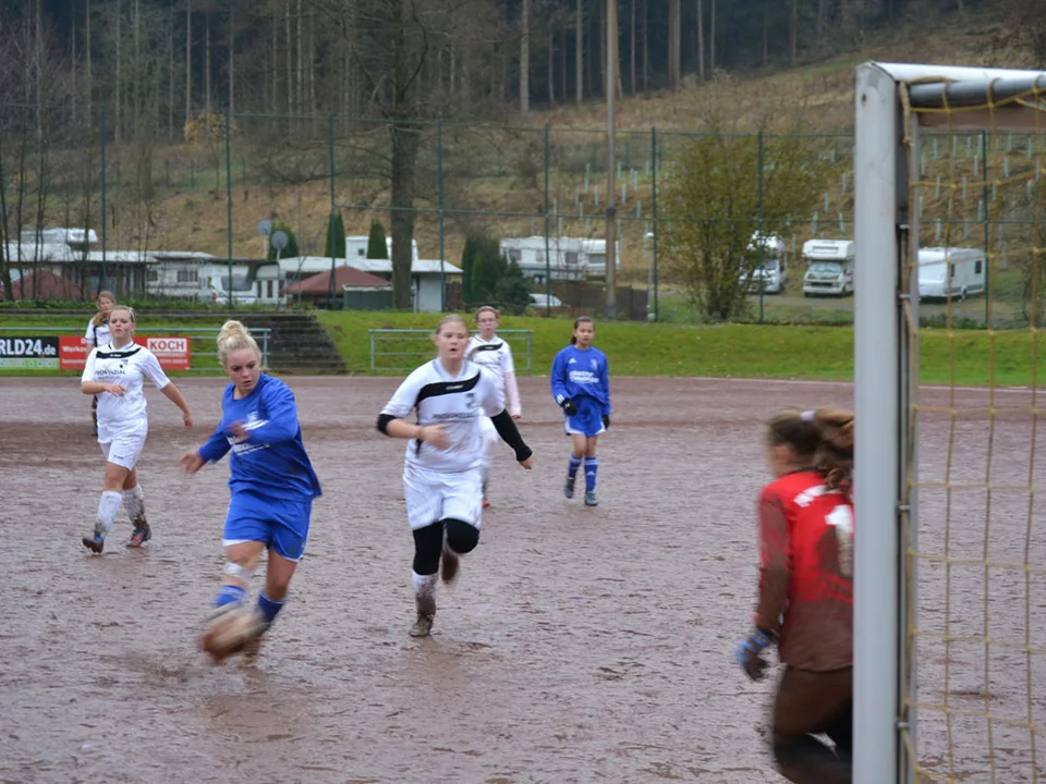 Sarah mit der nächsten dicken Chance: zuvor hatte sie das 1:0 für die Bielsteinerinnen erzielt