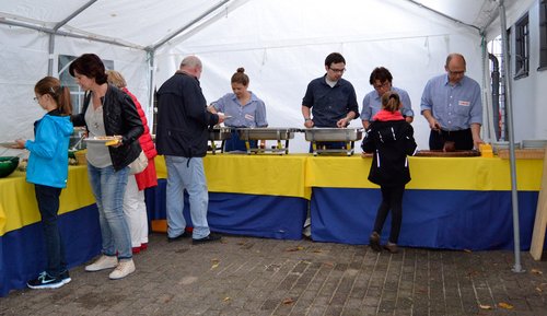 Familienangelegenheit: die Familie Müller verteilte das Essen an die VIP-Kunden Familienangelegenheit: die Familie Müller verteilte das Essen an die VIP-Kunden
