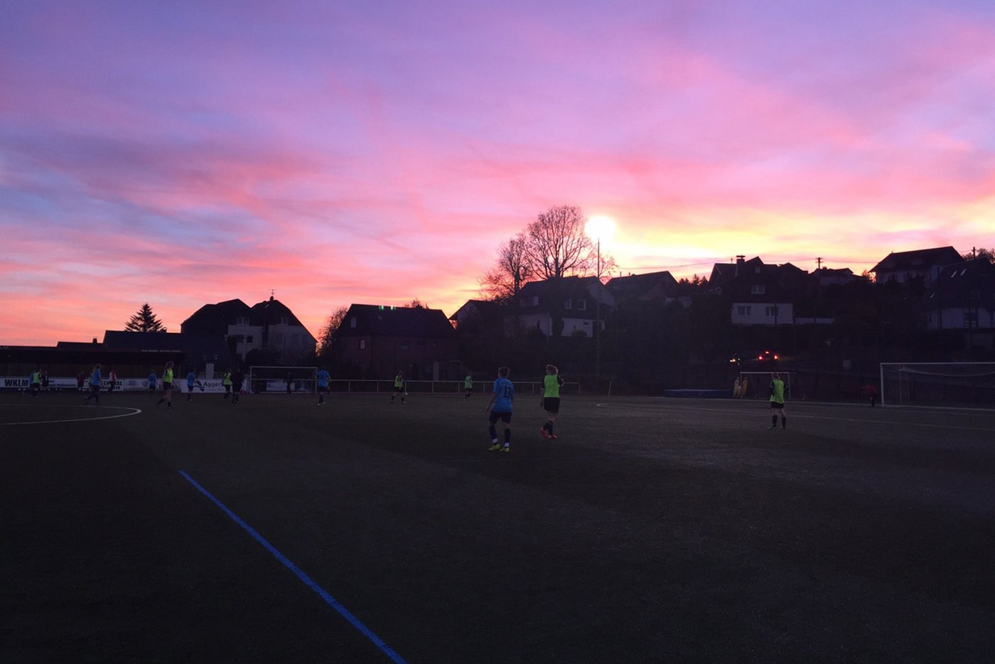 Vor traumhafter Kulisse gewinnen unsere Damen gegen Marienheide mit 2:0