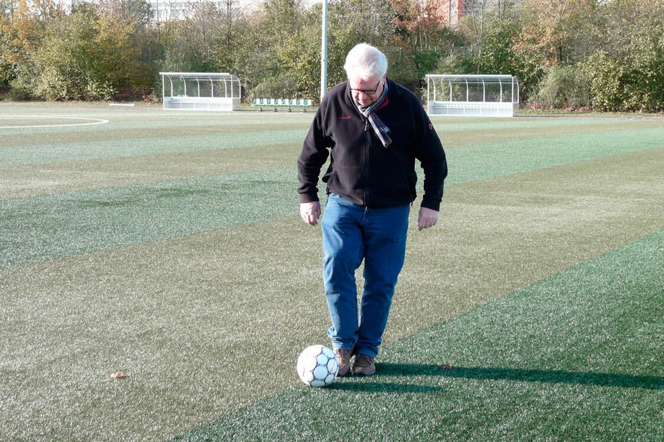 Kann auch in Wanderschuhen mit dem Ball umgehen: Lothar Vollmer Kann auch in Wanderschuhen mit dem Ball umgehen: Lothar Vollmer