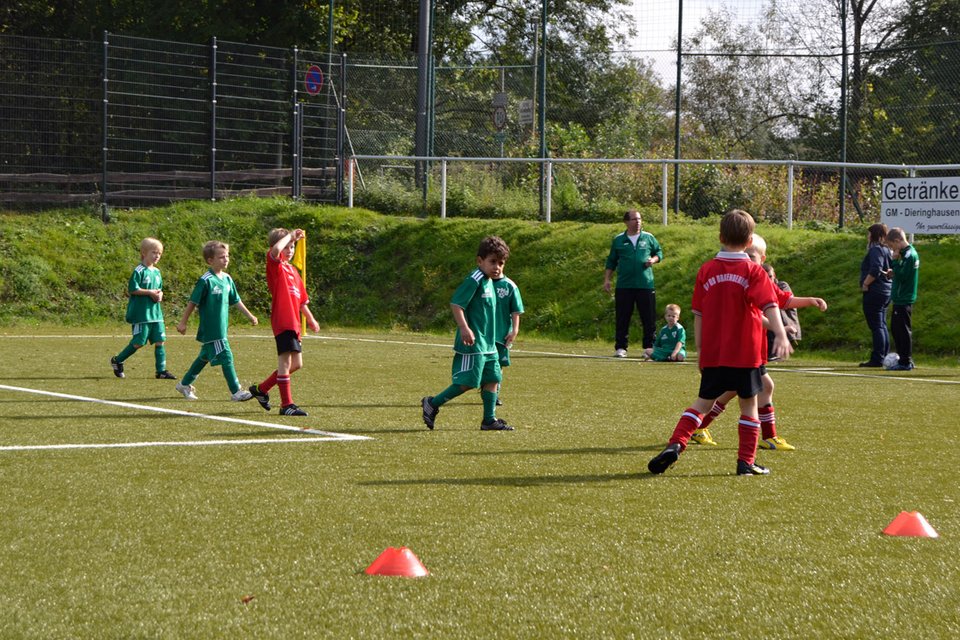 Der Ball ist weg, es lebe der Ball: die Kinder des TuS Homburg Bröltal und BV Drabenderhöhe hatten auch ohne Ball ihren Spaß