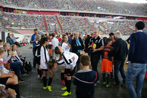 Gymnastik in toller Atmosphärer: die Mädchen im Innenraum der Esprit Arena