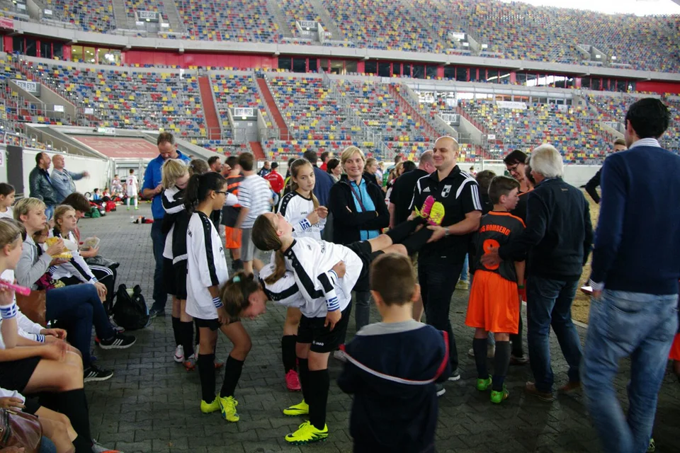 Gymnastik in toller Atmosphärer: die Mädchen im Innenraum der Esprit Arena