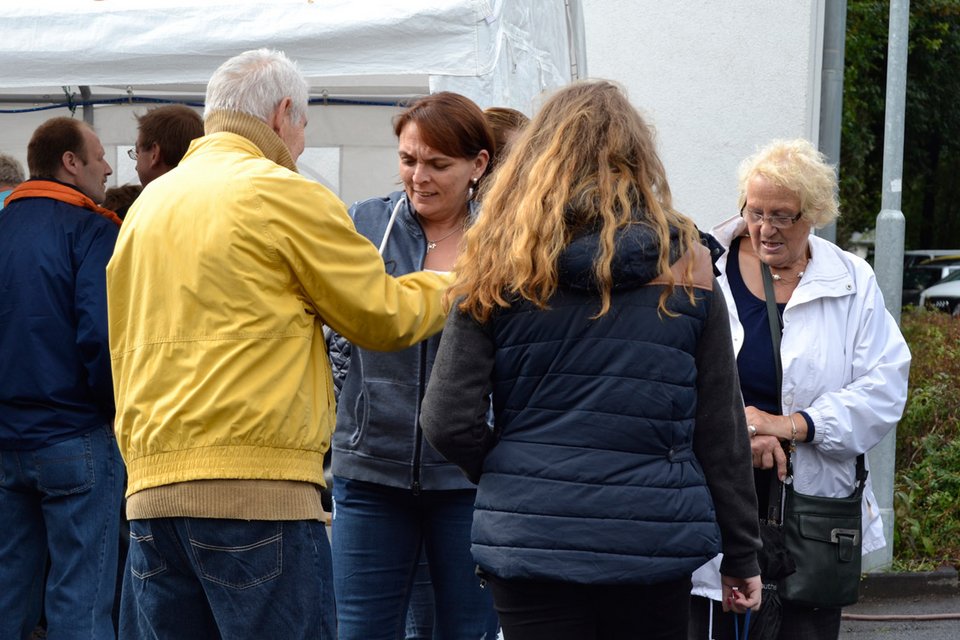 Spielerfrau Alexandra kam mit Mann, Eltern und Schwiegereltern Spielerfrau Alexandra kam mit Mann, Eltern und Schwiegereltern