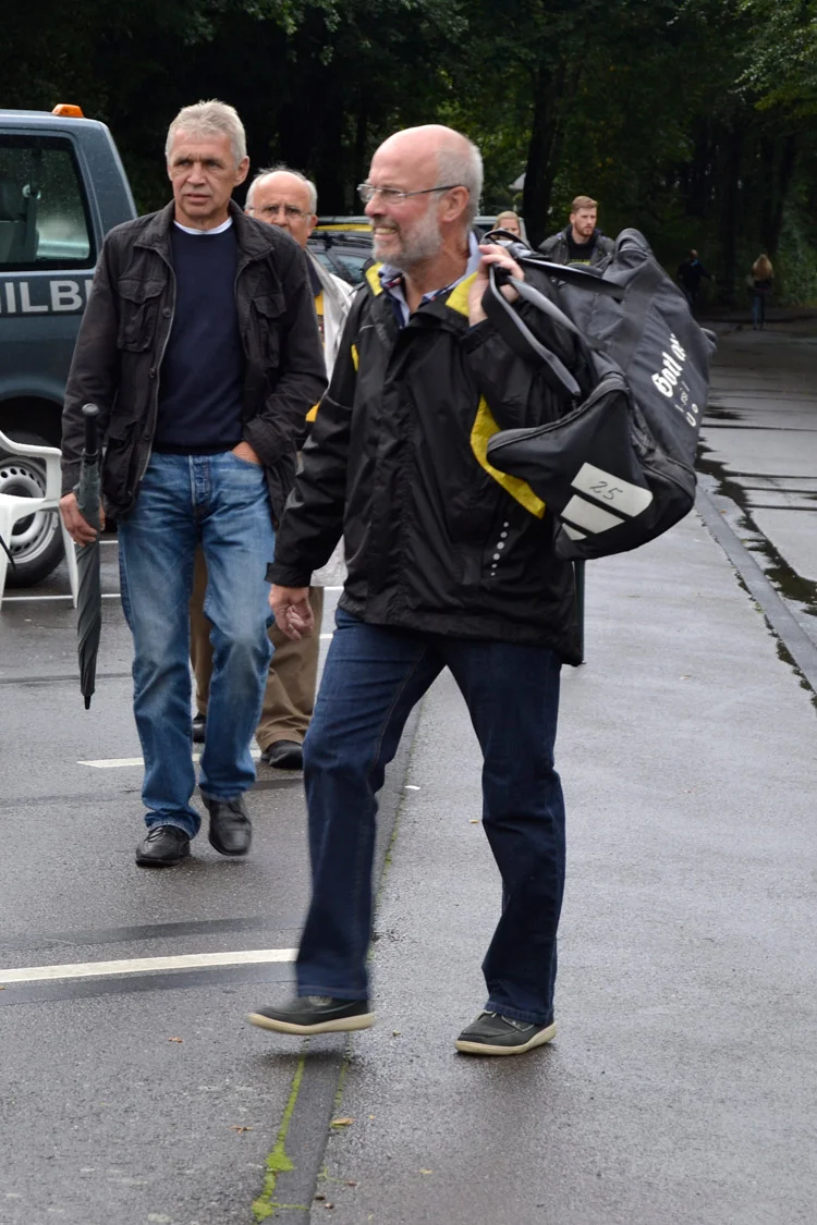 Ein Bild wie aus alten Tagen: Reiner Klocke mit Sporttasche Ein Bild wie aus alten Tagen: Reiner Klocke mit Sporttasche