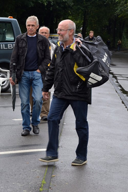 Ein Bild wie aus alten Tagen: Reiner Klocke mit Sporttasche Ein Bild wie aus alten Tagen: Reiner Klocke mit Sporttasche