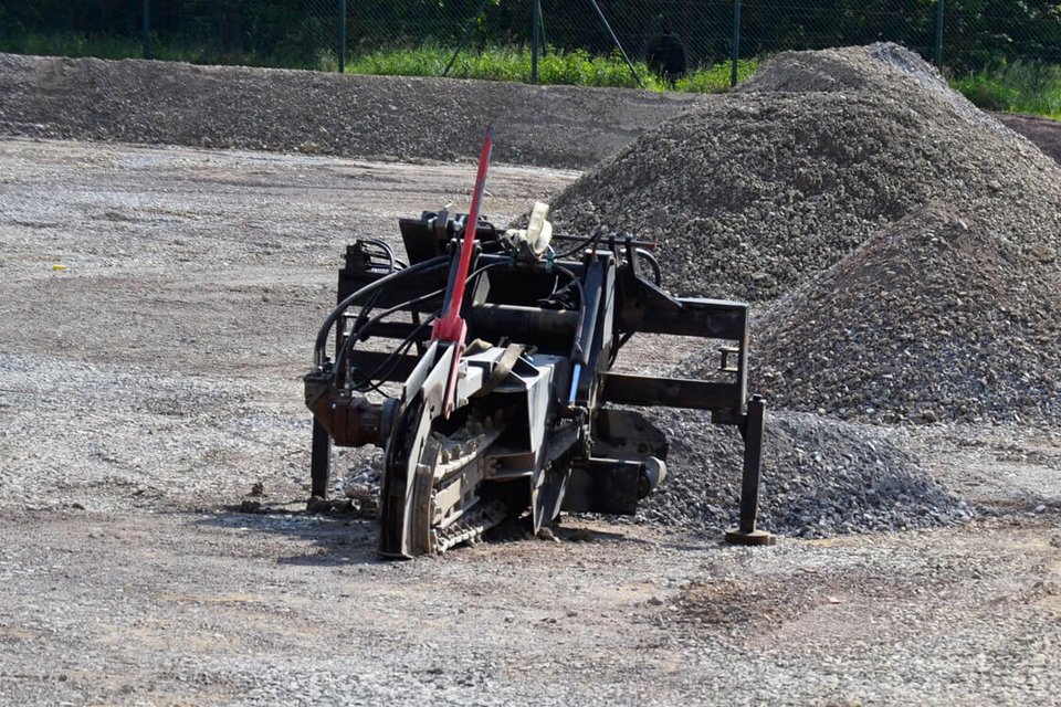 Mit diesem vollkommen durchgedrehten Arbeitsgerät bearbeiteten die Arbeiter unseren Platz Mit diesem vollkommen durchgedrehten Arbeitsgerät bearbeiteten die Arbeiter unseren Platz
