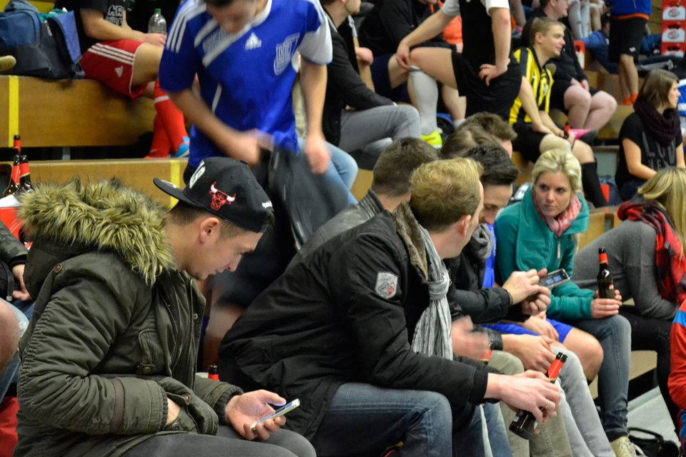 Die Smartphone-Sucht ergriff den einen oder anderen Spieler natürlich auch beim Betriebs- und Freizeitmannschaftenturnier Die Smartphone-Sucht ergriff den einen oder anderen Spieler natürlich auch beim Betriebs- und Freizeitmannschaftenturnier