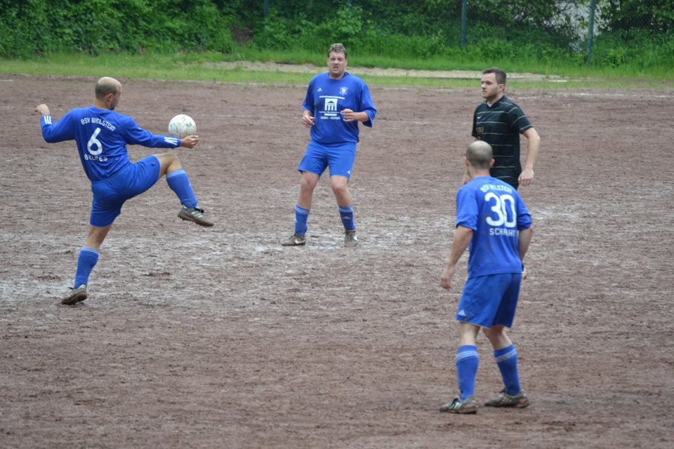 Bastian Klees mit einer akrobatischen Ballannahme