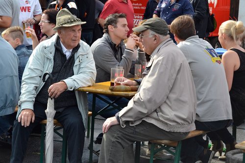 Die ältere Generation war froh, sich zwischenzeitlich auch mal hinsetzen zu können Die ältere Generation war froh, sich zwischenzeitlich auch mal hinsetzen zu können