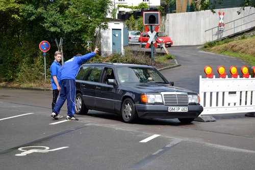 Hansi Wölfel und Shahin Bagherzadeh mimten die Parkplatzwächter und wiesen die Besucher ob der aktuellen Parkplatzsituation ein Hansi Wölfel und Shahin Bagherzadeh mimten die Parkplatzwächter und wiesen die Besucher ob der aktuellen Parkplatzsituation ein