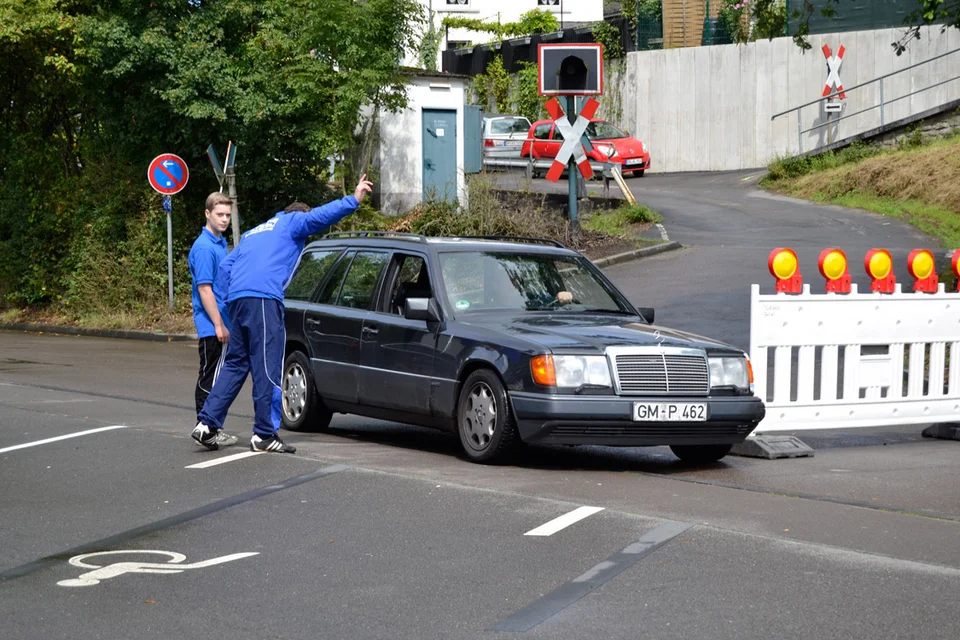 Hansi Wölfel und Shahin Bagherzadeh mimten die Parkplatzwächter und wiesen die Besucher ob der aktuellen Parkplatzsituation ein Hansi Wölfel und Shahin Bagherzadeh mimten die Parkplatzwächter und wiesen die Besucher ob der aktuellen Parkplatzsituation ein