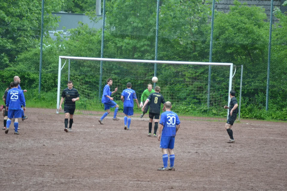 ... konzentriert sich auf die Ballannahme ... ... konzentriert sich auf die Ballannahme ...