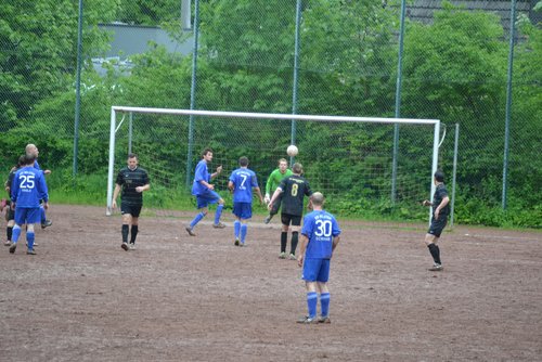... konzentriert sich auf die Ballannahme ... ... konzentriert sich auf die Ballannahme ...