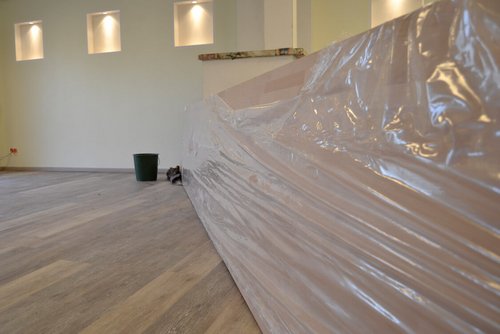 Die neue Theke: die Arbeitsplatte der neu gestalteten Theke besteht aus Holz