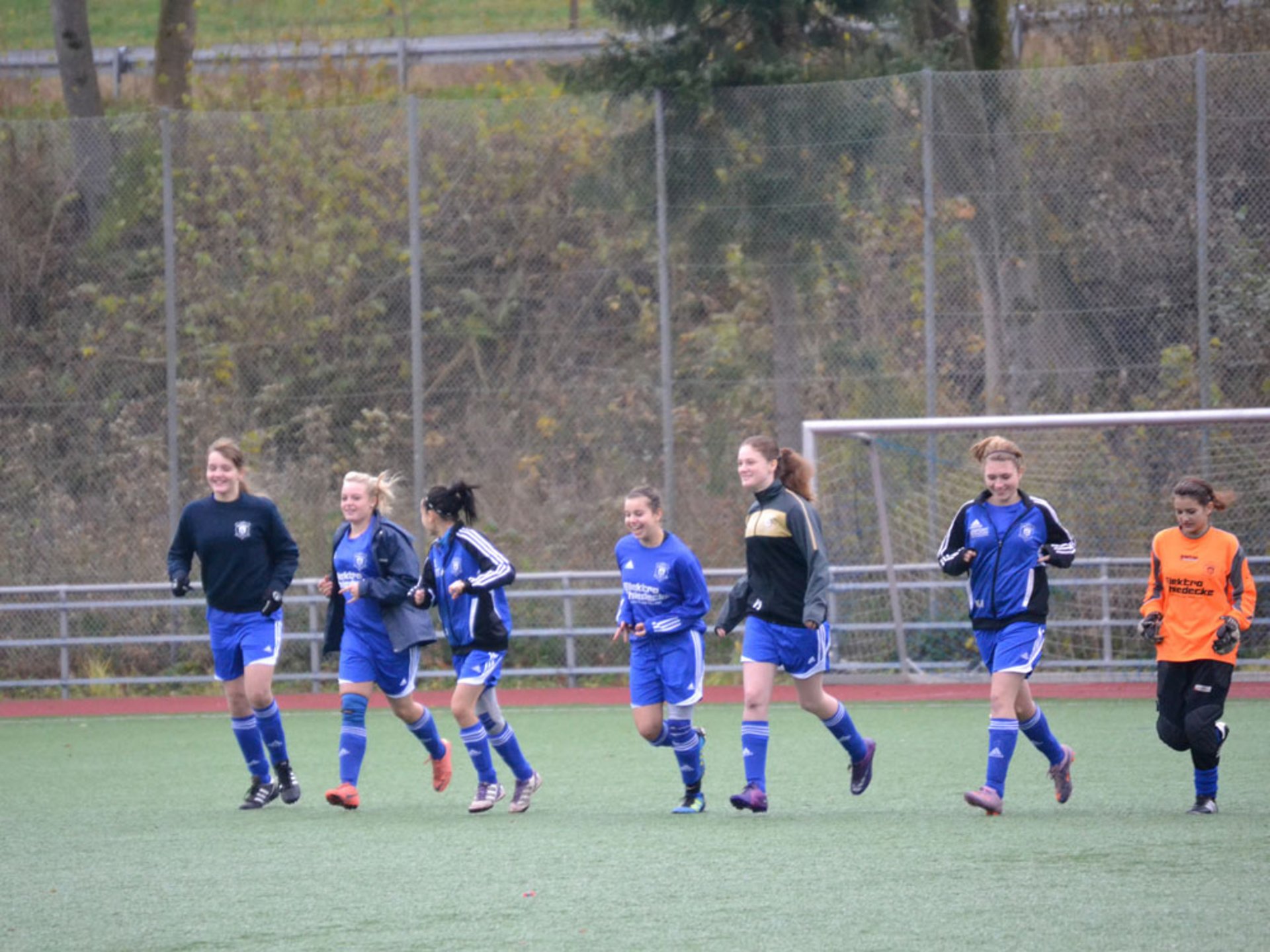 Spaß am Spiel: den Mädchen sieht man die Freude am Fußballspielen an