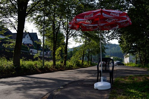 Sonnenschutz von Beginn an: bereits ab 8 Uhr knallte die Sonne auf den Bielsteiner Boden - die Helfer schützten sich mit Schirmen Sonnenschutz von Beginn an: bereits ab 8 Uhr knallte die Sonne auf den Bielsteiner Boden - die Helfer schützten sich mit Schirmen