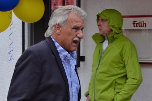 Zu Beginn noch im Anzug, später dann im Trikot: Eckhard Klees Zu Beginn noch im Anzug, später dann im Trikot: Eckhard Klees