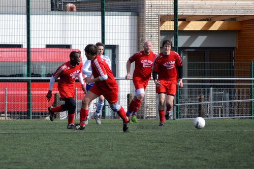 Der Versuch eines Konters: die Spieler des SV Morsbach hatten viel Defensivarbeit zu verrichten Der Versuch eines Konters: die Spieler des SV Morsbach hatten viel Defensivarbeit zu verrichten