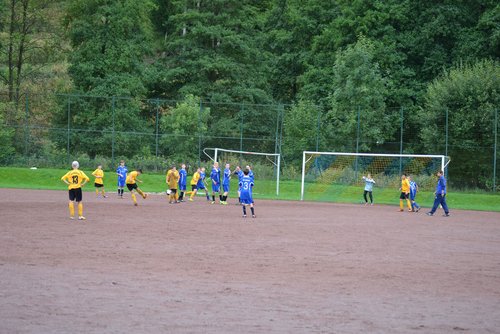 Freistoß aus 20 Metern: Gian-Luca zieht ab ...