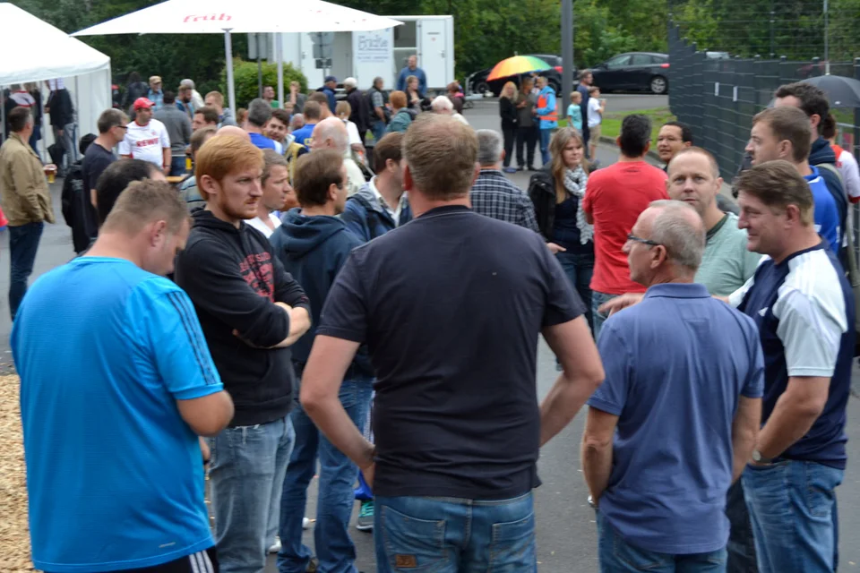 Da war noch etwas weniger los: die Spieler der Alten Herren beim lockeren Plausch vor dem Gang in die Kabine Da war noch etwas weniger los: die Spieler der Alten Herren beim lockeren Plausch vor dem Gang in die Kabine