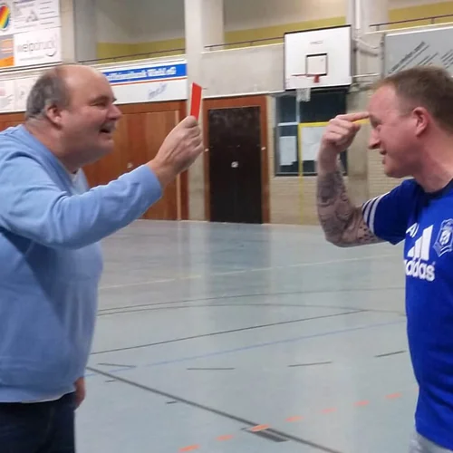 Nicht ganz ernst gemeint: Volker Zimmermann zeigte beim internen Hallenturnier Alex Moog die rote Karte, der das ganze mit dem Vogel zeigen quittierte