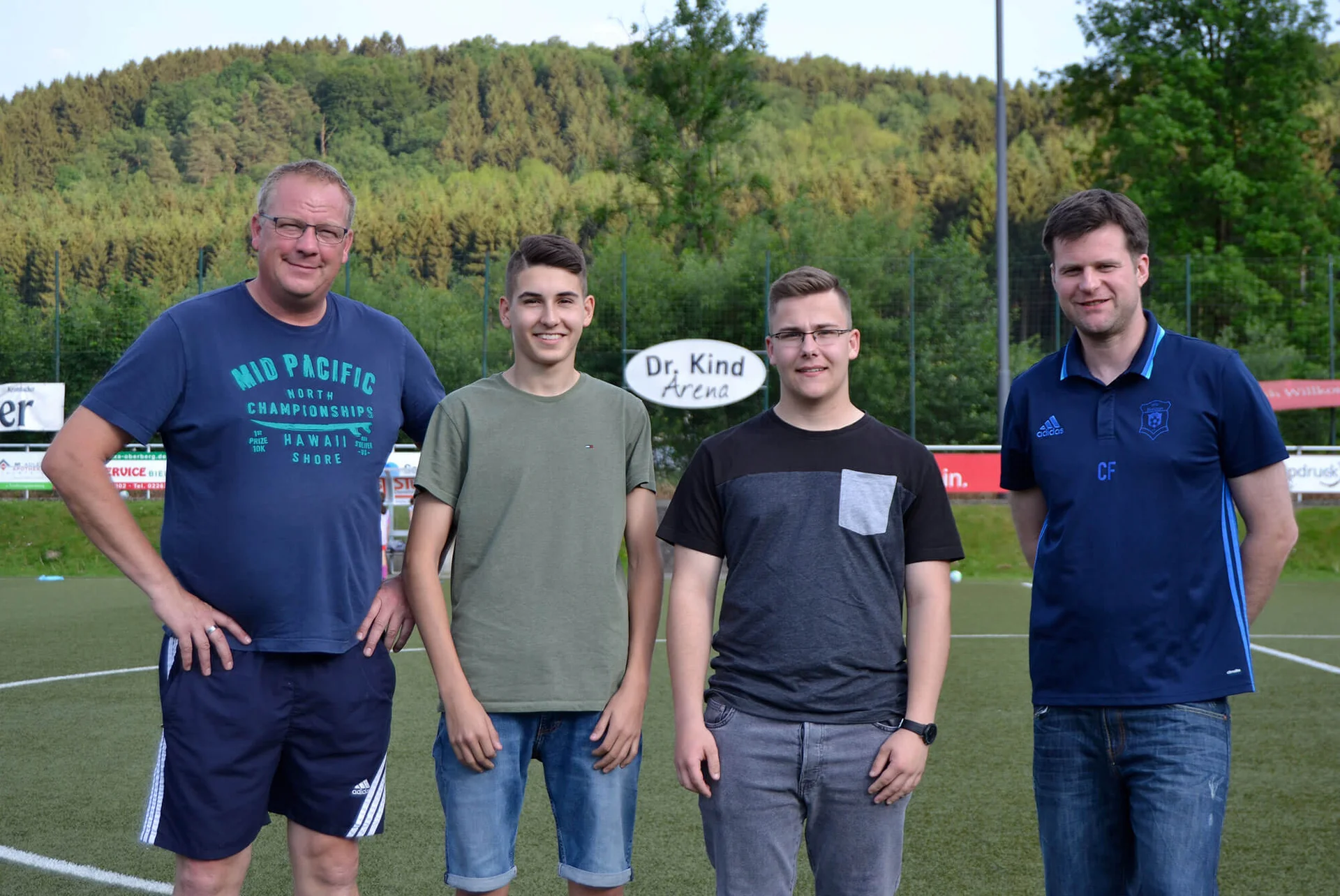 Thorsten Prangenberg (1.v.l.) und Christof Fries (1.v.r.) freuen sich über die Verpflichtung von Leandro Del Giudice (2.v.l.) und Kevin Löpprich (3.v.l.)