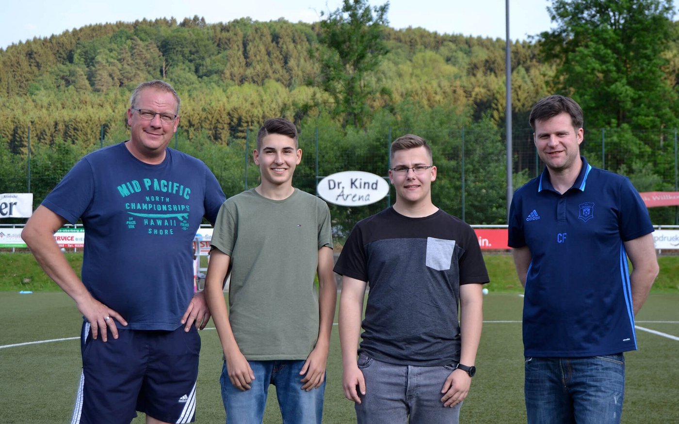 Thorsten Prangenberg (1.v.l.) und Christof Fries (1.v.r.) freuen sich über die Verpflichtung von Leandro Del Giudice (2.v.l.) und Kevin Löpprich (3.v.l.)