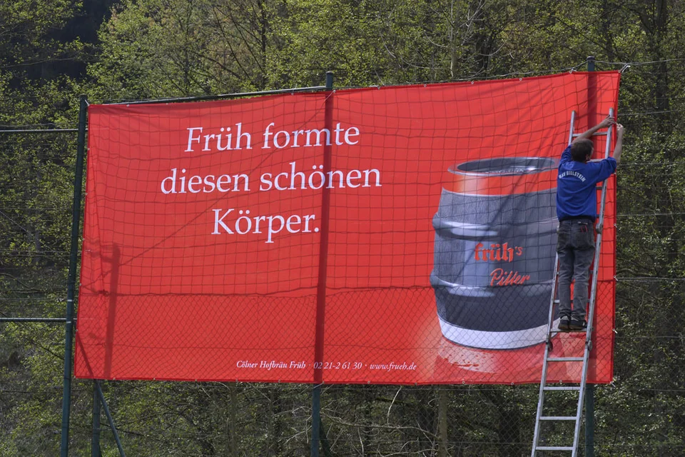 Noch ein paar letzte Drähte, dann hängt das Banner Noch ein paar letzte Drähte, dann hängt das Banner