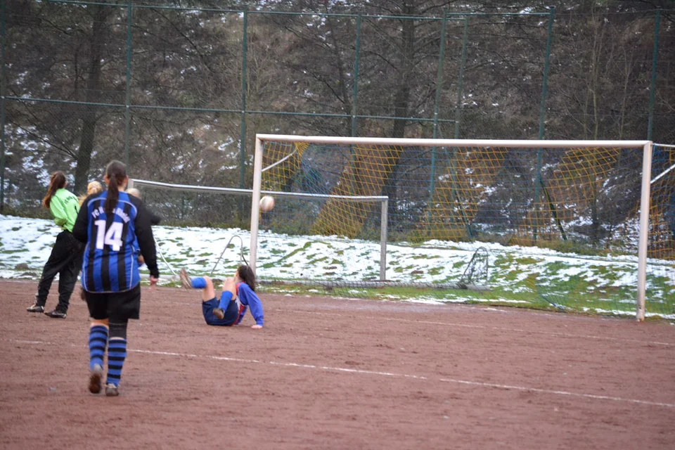 ... und sah auf dem Hosenboden sitzend dem ins Tor trudelnden Ball hinterher ... und sah auf dem Hosenboden sitzend dem ins Tor trudelnden Ball hinterher
